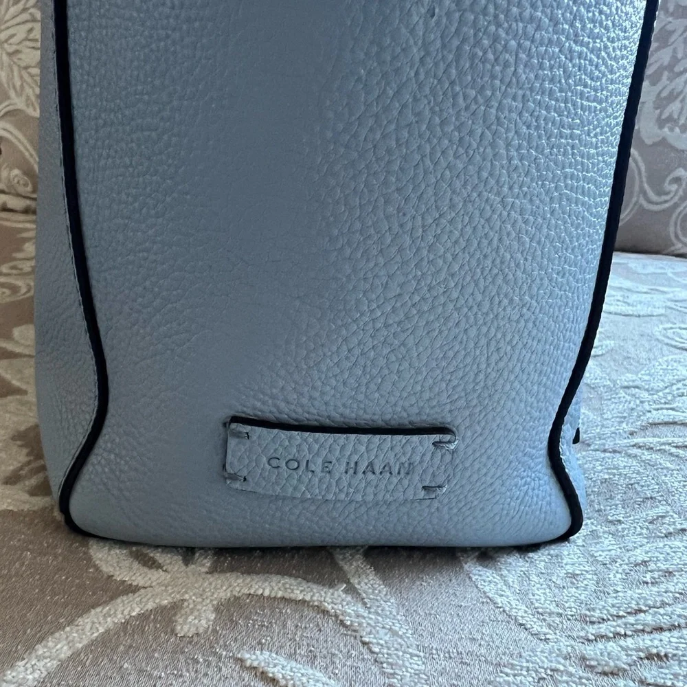 Elegant Blue Leather Tote Bag - Picture 8 of 13